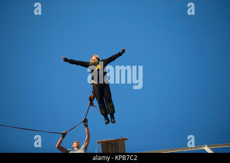 Le Bélarus, Gomel, sautant de l'année 10.03.2017 le pont avec une corde. RoupeJumping Banque D'Images