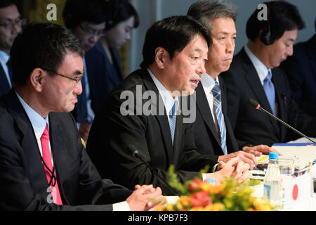 Le ministre de la Défense japonais Itsunori Onodera (centre), le Ministre japonais des affaires étrangères Taro Kono (gauche) des entretiens sur la sécurité et la coopération en matière de défense avec le secrétaire des Affaires étrangères Boris Jonhson et le secrétaire à la défense, Gavin Williamson (pas sur la photo), à Greenwich, Londres. Banque D'Images