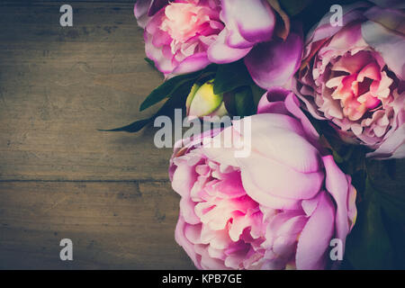 Vintage rose pivoine fleurs. Les Pivoines rose sur fond de bois. Vieux look rétro. Banque D'Images