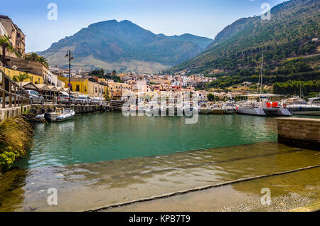 Port, les bateaux et les paysages alentours en Sicile Castellammare del Golfo Banque D'Images