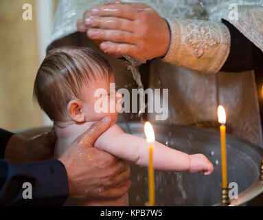 Le Bélarus, la ville de Gomel, le Monastère Saint Nicolas,11.06.2016.Le rite de baptême orthodoxe. . Le baptême du nouveau-né Banque D'Images