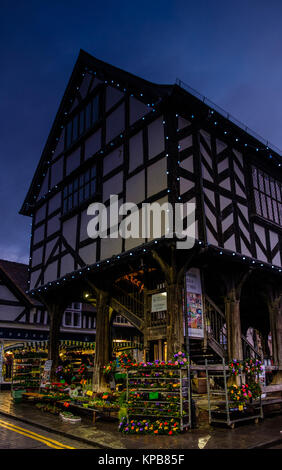 En vertu de la stalle de fleurs dans la maison marché Homend, Ledbury, Herefordshire, UK Banque D'Images