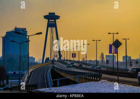 Crépuscule sur le nouveau pont de Bratislava est observé au sommet de la structure qui maintient les tenseurs de la construction d'un pont un restaurant o point Banque D'Images