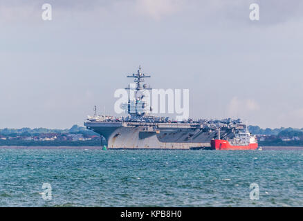 Porte-avions américain, USS George HW Bush visiter Portsmouth, ancrée dans le Solent à Stokes Bay, près de Gosport et Gilkicker Point Banque D'Images