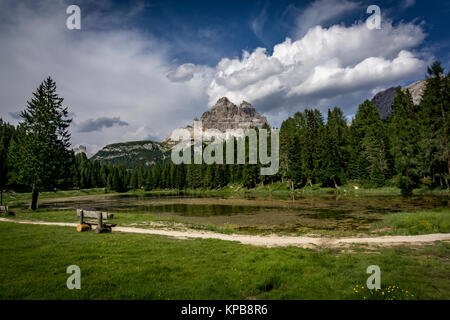 Vue du Lago Antorno - Tre Cime di Lavaredo en arrière-plan. Dolomites, Italie. Banque D'Images