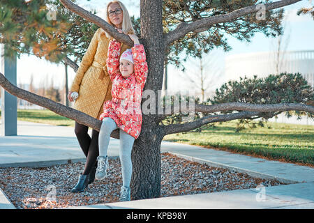 Petite fille marche dans autumn Park Banque D'Images