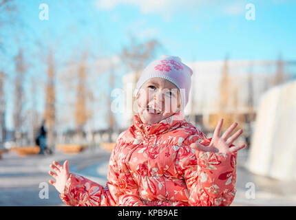 Petite fille marche dans autumn Park Banque D'Images