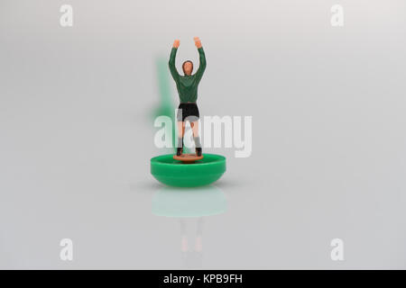 Un gardien de but Subbuteo sur fond blanc. Concept possible utilisation. Banque D'Images
