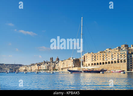 La Valette, MALTE - 25 juillet 2015 : Voile navire entre dans la Valette Grand Bay par un beau jour en été, une petite embarcation à moteur sur l'avant-plan Banque D'Images