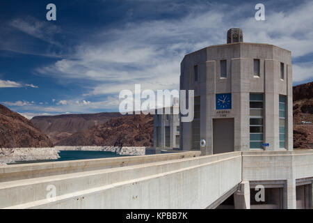 Hoover Dam tours sur le bleu du lac Mead. Le Barrage Hoover est un barrage poids en béton-arch dans le Black Canyon de la rivière Colorado, à la frontière entre l'e Banque D'Images