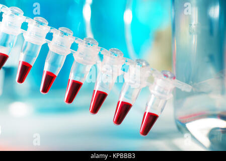 Gros plan sur les tubes en plastique pour l'analyse d'ADN par PCR Banque D'Images