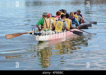 La pratique du bateau-dragon sur le lac en Arvada Colorado alors que l'équipe prend une pause comme ils tournent autour de bateau Banque D'Images