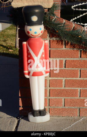 Noël Décoration pelouse garde soldat appuyée contre un mur de briques entrée privée Banque D'Images