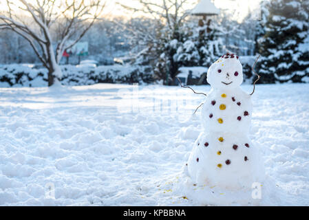 Bonhomme de neige en plein milieu de la cour, les divertissements, les plaisirs de l'hiver, l'Ukraine Banque D'Images