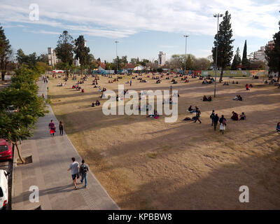 Cordoba, Argentine - 2017 : personnes (la plupart des étudiants universitaires) Profitez d'une belle soirée d'hiver à Las Tejas Park, près de l'Université Nationale de Cordoba. Banque D'Images