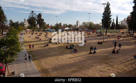 Cordoba, Argentine - 2017 : personnes (la plupart des étudiants universitaires) Profitez d'une belle soirée d'hiver à Las Tejas Park, près de l'Université Nationale de Cordoba. Banque D'Images