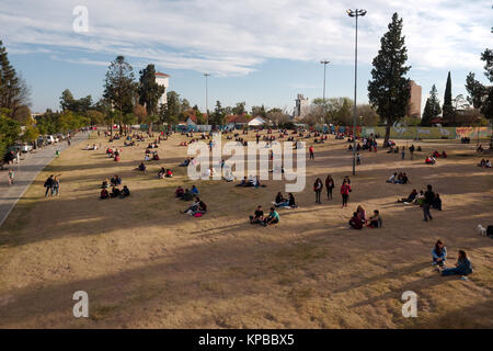 Cordoba, Argentine - 2017 : personnes (la plupart des étudiants universitaires) Profitez d'une belle soirée d'hiver à Las Tejas Park, près de l'Université Nationale de Cordoba. Banque D'Images