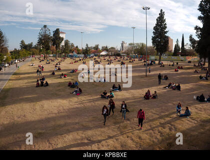 Cordoba, Argentine - 2017 : personnes (la plupart des étudiants universitaires) Profitez d'une belle soirée d'hiver à Las Tejas Park, près de l'Université Nationale de Cordoba. Banque D'Images