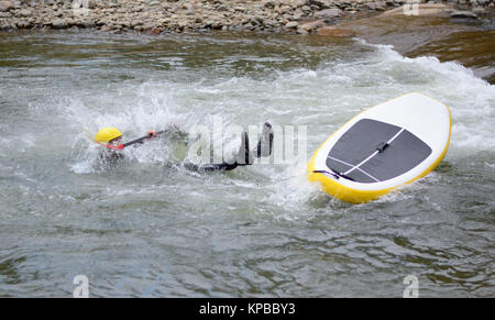 White water river surf wipe out sur Clear Creek River à Golden au Colorado Banque D'Images
