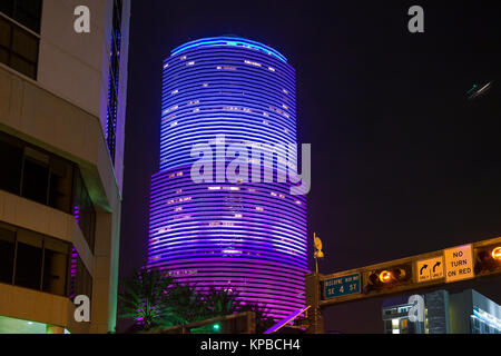 Miami, USA - 12 septembre 2013 : La Banque d'Amérique de couleurs à nuit Banque D'Images