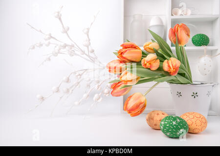 Carte de vœux de pâques avec bouquet de tulipes et oeufs peints sur fond blanc abstrait Banque D'Images