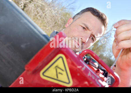 L'homme travaillant sur un pipeline en dehors de l'eau sur le site de la plomberie Banque D'Images