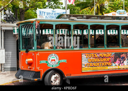 Old Town Trolley Tour Bus à côté de l'aquarium municipal de Key West, Key West FL Banque D'Images