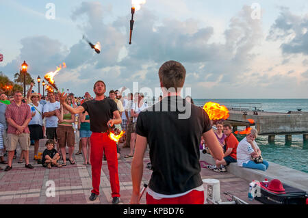 Jufflers avec matraques incendie effectuer à Mallory Square Sunset Celebration, Key West, Floride Banque D'Images