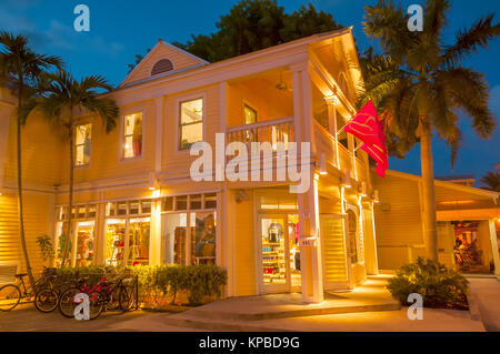 Duval Street Magasin de vêtements sur une nuit tranquille, Key West, Floride Banque D'Images