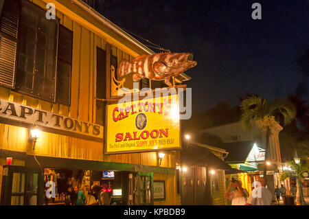 Le capitaine Tony's Saloon sur Greene Street est une attraction touristique et d'un repaire de célébrités jewfish sur son panneau jaune nuit à Key West, Floride Banque D'Images