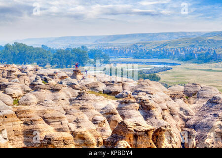 LETHBRIDGE, CANADA - Aug 22, 2016 : les visiteurs posent pour les photos sur le dessus de la cheminées au parc provincial Writing-on-Stone en Alberta, Canada. Banque D'Images