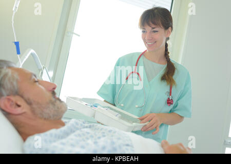 Visite de médecin senior patient in hospital Banque D'Images