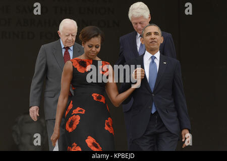 Le président américain Barack Obama avant (R), la Première Dame Michelle Obama avant (L), l'ex-Président américain Jimmy Carter (L'arrière) et l'ancien président américain Bill Clinton (R) retour à pied sur les marches du Lincoln Memorial à assister à la "que la liberté retentisse' événement commémoratif, à Washington DC, USA, 28 août 2013. L'événement a eu lieu pour commémorer le 50e anniversaire de la 28 août 1963 Marche sur Washington dirigé par le regretté Dr. Martin Luther King Jr., où il a prononcé son célèbre "J'ai fait un rêve" discours. Crédit : Michael Reynolds / Piscine via CNP /MediaPunch Banque D'Images