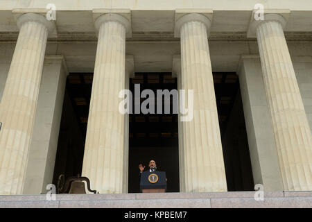 Le président américain Barack Obama prononce une allocution au cours de la 'que la liberté retentisse' événement commémoratif, au Lincoln Memorial à Washington DC, USA, 28 août 2013. L'événement a eu lieu pour commémorer le 50e anniversaire de la 28 août 1963 Marche sur Washington dirigé par le regretté Dr. Martin Luther King Jr., où il a prononcé son célèbre "J'ai fait un rêve" discours. Crédit : Michael Reynolds / Piscine via CNP /MediaPunch Banque D'Images