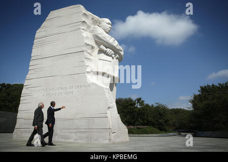 Le président des États-Unis Barack Obama visite le mémorial Martin Luther King avec le Premier Ministre, M. Narendra Modi de l'Inde, après une réunion du Bureau ovale à la Maison Blanche, le mardi 30 septembre 2014 à Washington, DC. Les deux dirigeants se sont rencontrés pour discuter de l'U.S.-India partenariat stratégique et d'intérêt mutuel. Crédit : Alex Wong / Piscine via CNP /MediaPunch Banque D'Images