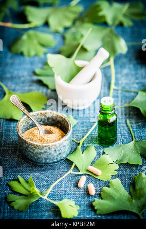 Poudre , compléments alimentaires et d'huile essentielle de l'Adiante cheveux-de-(ginkgo biloba) arbre . Banque D'Images