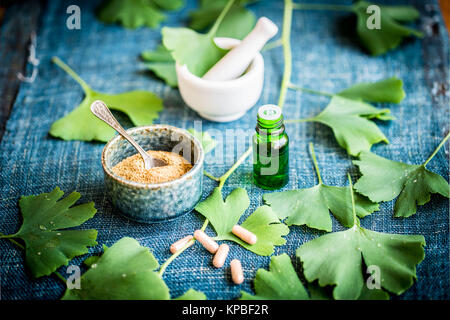 Poudre , compléments alimentaires et d'huile essentielle de l'Adiante cheveux-de-(ginkgo biloba) arbre . Banque D'Images