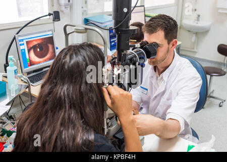 Consultation spécialisée dans la pathologie de la cornée, la mesure de la pression intra-oculaire de l'œil d'un patient à l'aide d'un tonomètre, le dépistage de glaucome, B Banque D'Images