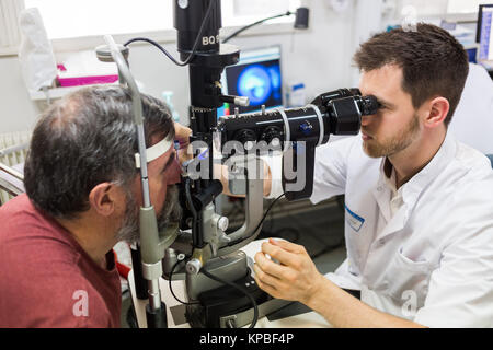 Consultation spécialisée dans la pathologie de la cornée, la mesure de la pression intra-oculaire de l'œil d'un patient à l'aide d'un tonomètre, le dépistage de glaucome, B Banque D'Images