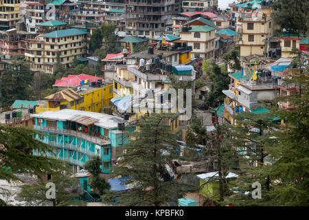 Appartements et hôtels situé sur le flanc escarpé de Mcleod Ganj, Inde Banque D'Images