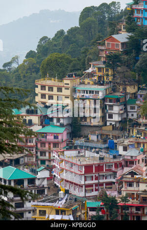 Appartements et hôtels situé sur le flanc escarpé de Mcleod Ganj, Inde Banque D'Images