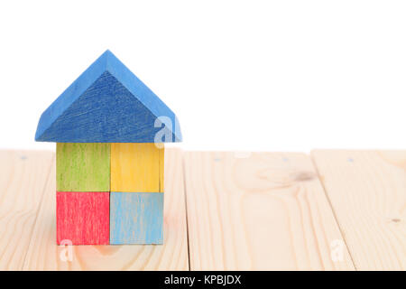 Maison en bois avec des blocs de jouets Banque D'Images