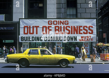 1987 TAXI JAUNE HISTORIQUE (©GENERAL MOTORS CORP 1985) SORTIE DU PANNEAU D'AFFAIRES CINQUIÈME AVENUE MANHATTAN NEW YORK CITY USA Banque D'Images