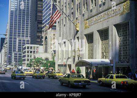 1987 Les taxis jaune historique hôtel Waldorf Astoria (©Schultze & Weaver 1931) PARK AVENUE MANHATTAN NEW YORK USA Banque D'Images