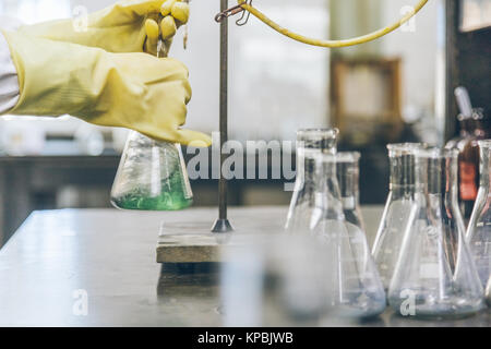 Detail shot de béchers et équipement sur table en laboratoire d'usine. Banque D'Images