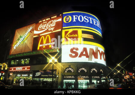 Historique 1988 PANNEAUX NÉON Piccadilly Circus LONDON ENGLAND UK WEST END Banque D'Images