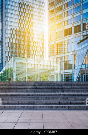 Escalier menant vers les bâtiments modernes en Chine. Banque D'Images