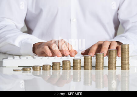 Businessman Using Computer Keyboard Laughing At Desk Banque D'Images
