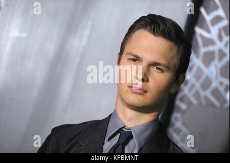 NEW YORK, NY - 16 mars : Ansel Elgort assiste à la série 'l' insurgé divergentes : New York première mondiale au Ziegfeld Theatre le 16 mars 2015 à New York City People : Ansel Elgort Banque D'Images