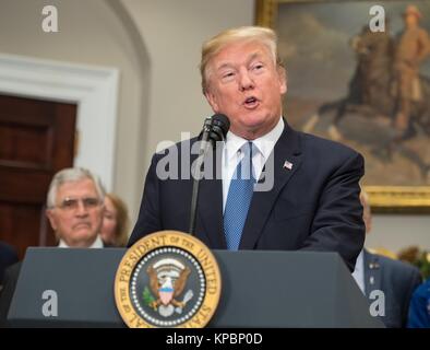 Le Président américain Donald Trump parle avant la signature de l'Espace Présidentiel Directive 1 pour diriger la NASA de retour sur la lune dans la Maison Blanche Roosevelt Room 11 décembre 2017 à Washington, DC. Banque D'Images